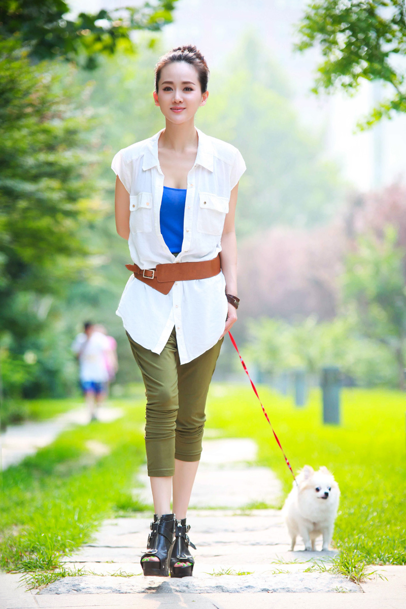 张定涵夏日清凉街拍 携萌宠悠然惬意