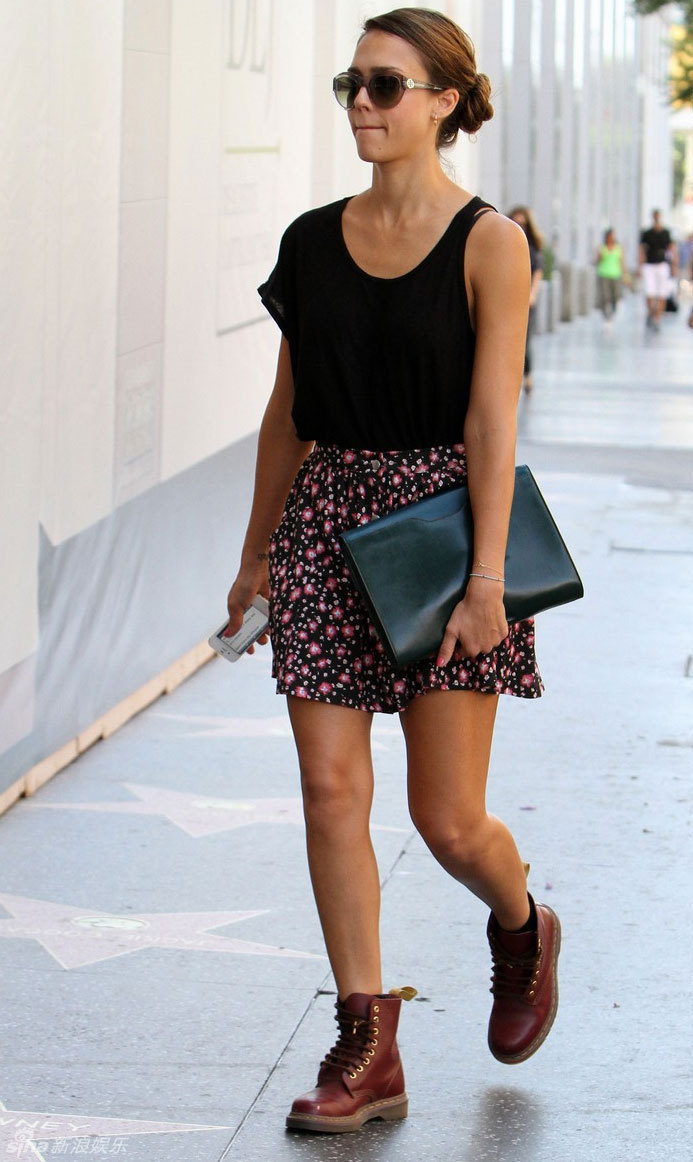 组图:杰西卡-阿尔芭街拍短裙秀美腿_高清图集_新浪网