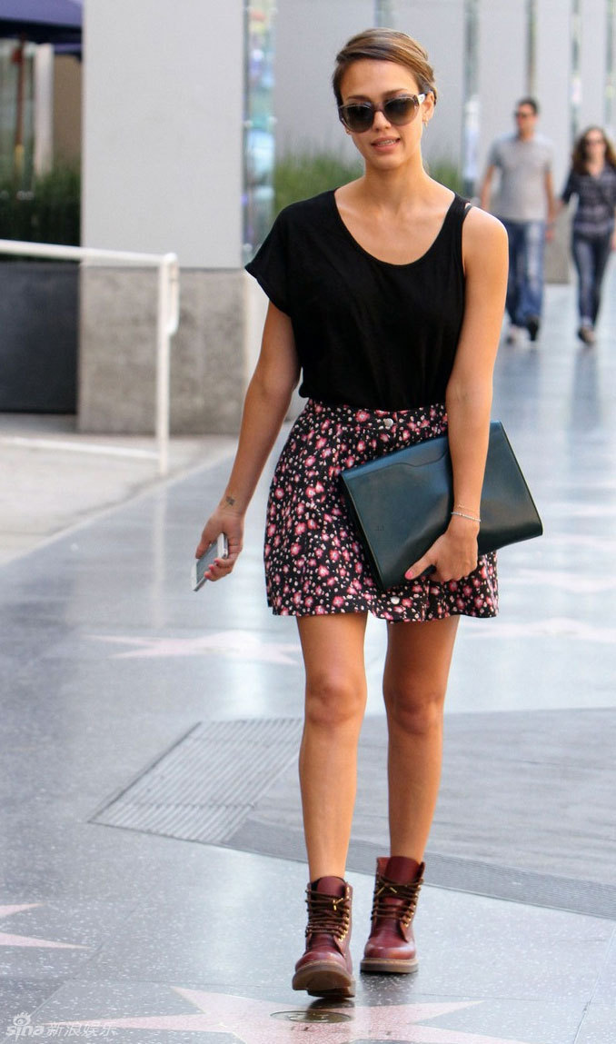 组图:杰西卡-阿尔芭街拍短裙秀美腿_高清图集_新浪网