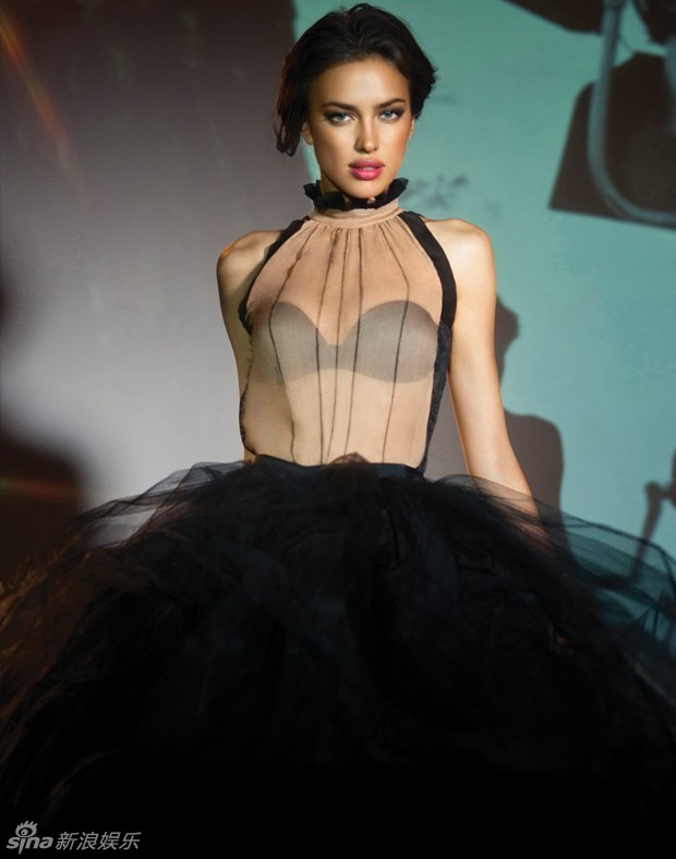 新浪娱乐讯 c罗女友,俄罗斯超模伊莉娜-莎伊克性感内衣秀.