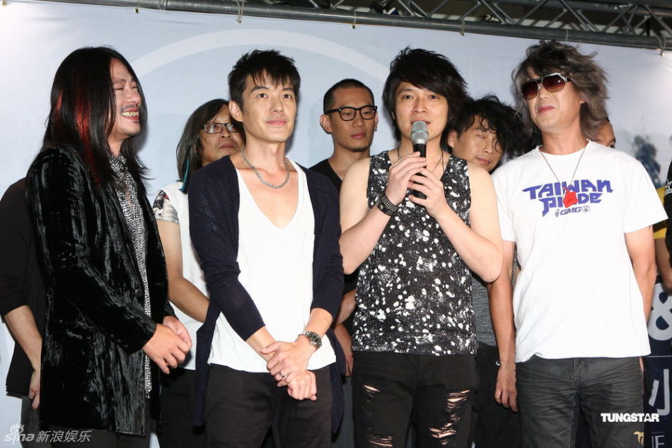 组图:五团轰炸小巨蛋 五月天压轴掀高潮_高清图集_新浪网