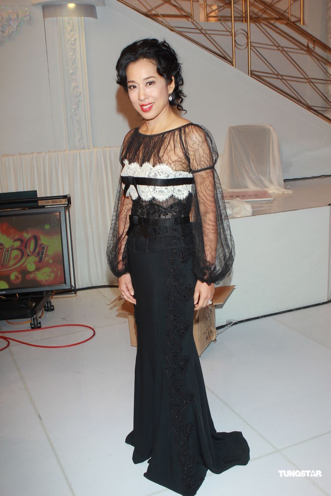 组图:历任港姐聚首 朱玲玲赞张名雅皮肤好_高清图集_新浪网