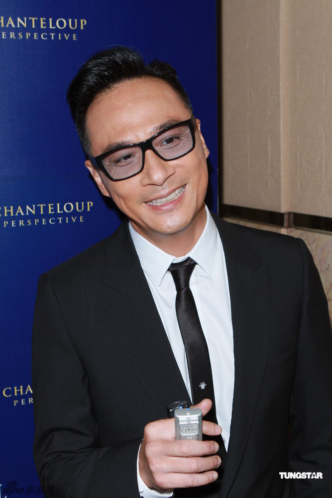 组图:陈百祥携妻子现身活动 曝tvb小偷多_高清图集_新浪网