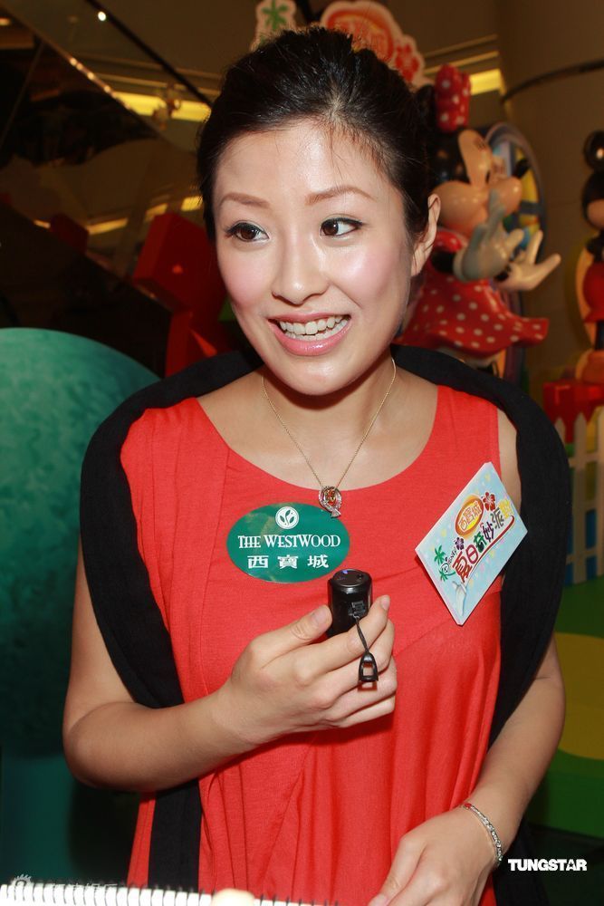 12 / 20 新浪娱乐讯 8月26日,怀孕数月的前港姐周家蔚在香港出席