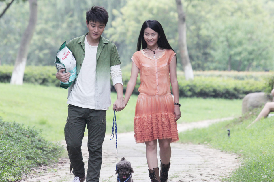 颖儿贾乃亮亲密相依