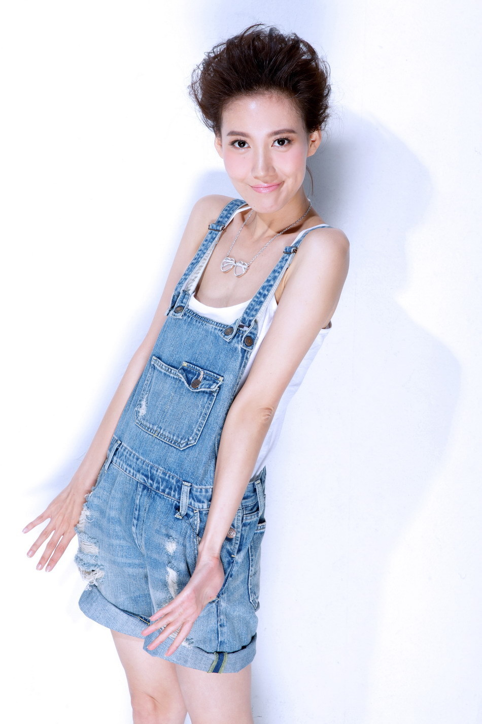 组图:高露夏日写真俏皮可爱 随性装扮展现阳光活力_高清图集_新浪网