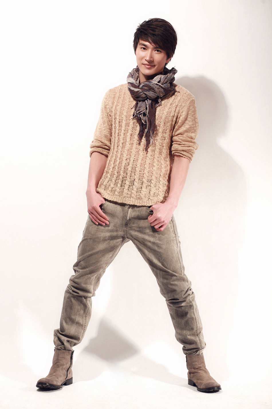 新浪娱乐讯 近日,青年演员陆昱霖曝光了一组写真,质感细腻的卡其色