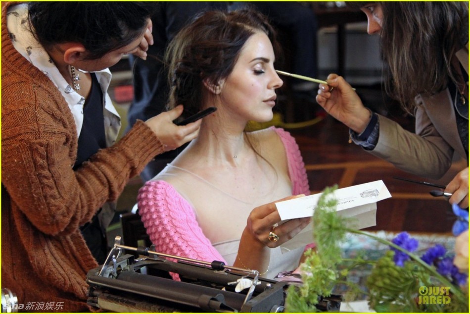 新浪娱乐讯 美女歌手拉娜德雷(lana del rey)日前登上最新一期《vogue