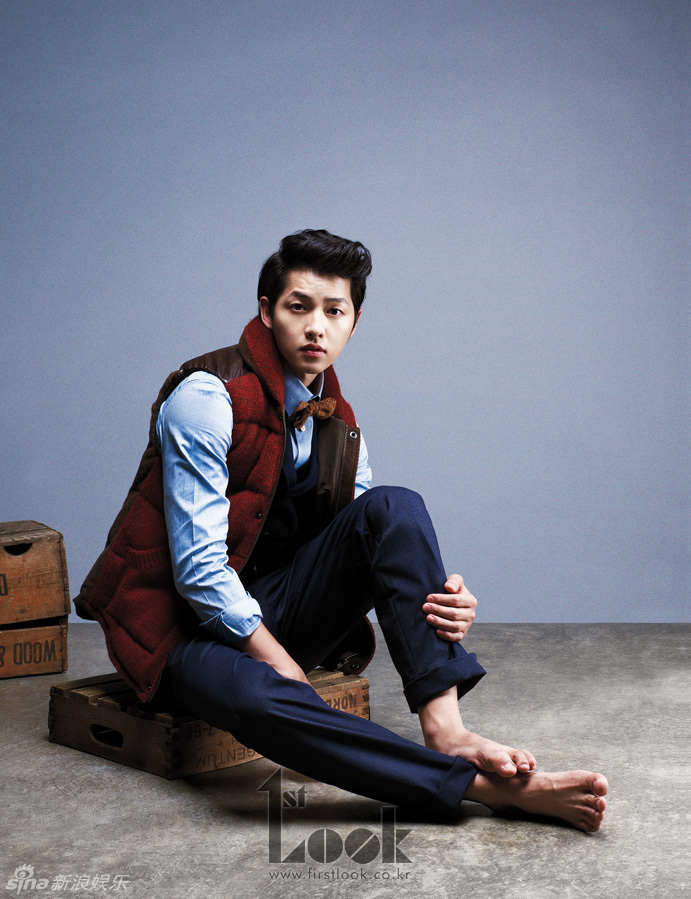 新浪娱乐讯 韩星宋仲基日前为某时尚杂志拍摄一组写真,身着帅气干练的