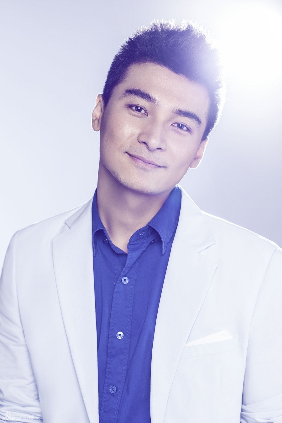 组图:贺刚曝最新写真 尽显儒雅清新气质_高清图集_新浪网