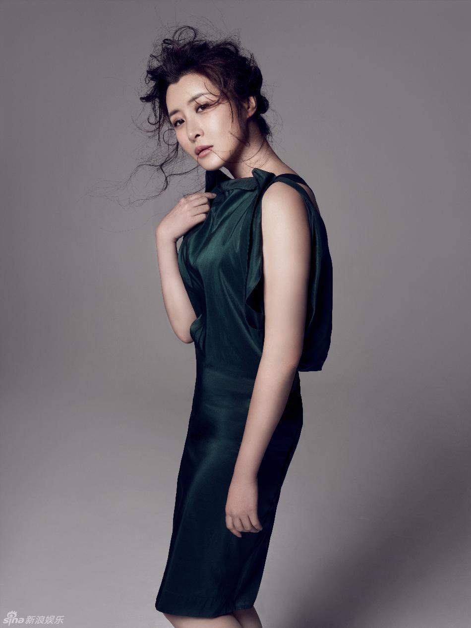 07 06:32:45 1 / 6 新浪娱乐讯 女演员王雅捷登上《中国美》杂志封面