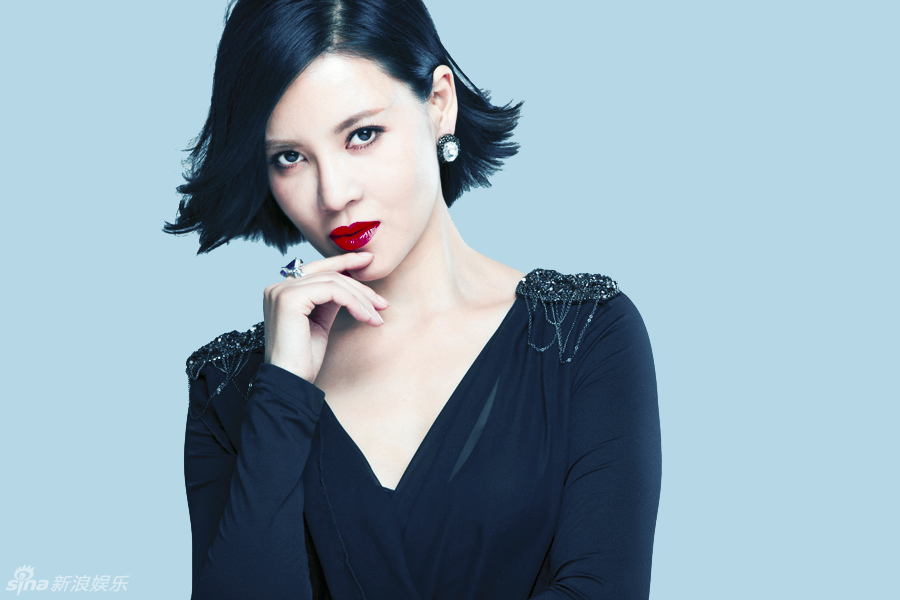 何佳怡烈焰红唇