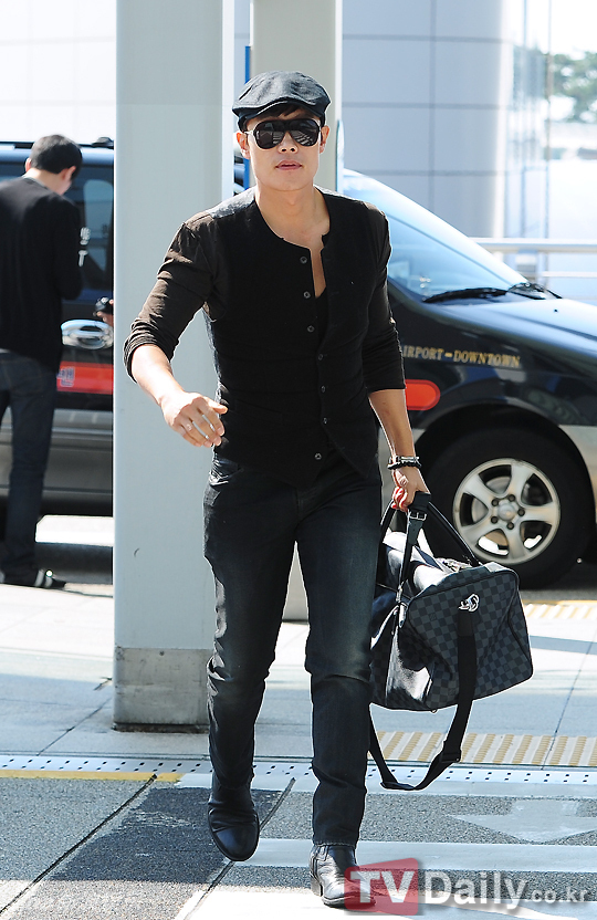 韩星李秉宪潮装亮相机场将赴加拿大拍新片