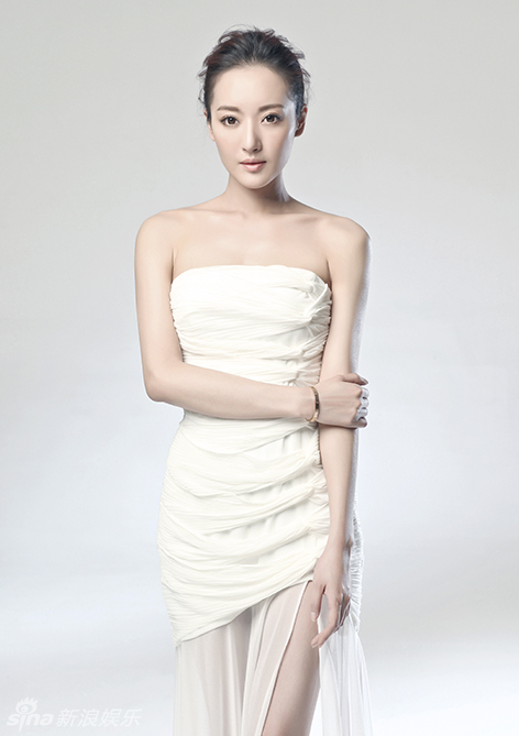 组图:朱虹白色抹胸长裙 甜美迷人落落大方_高清图集_新浪网