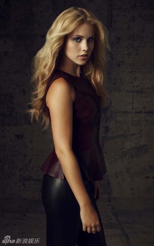 女主角妮娜·杜波夫红色包臀裙抢镜十足,伊恩·萨默海尔的邪魅表情