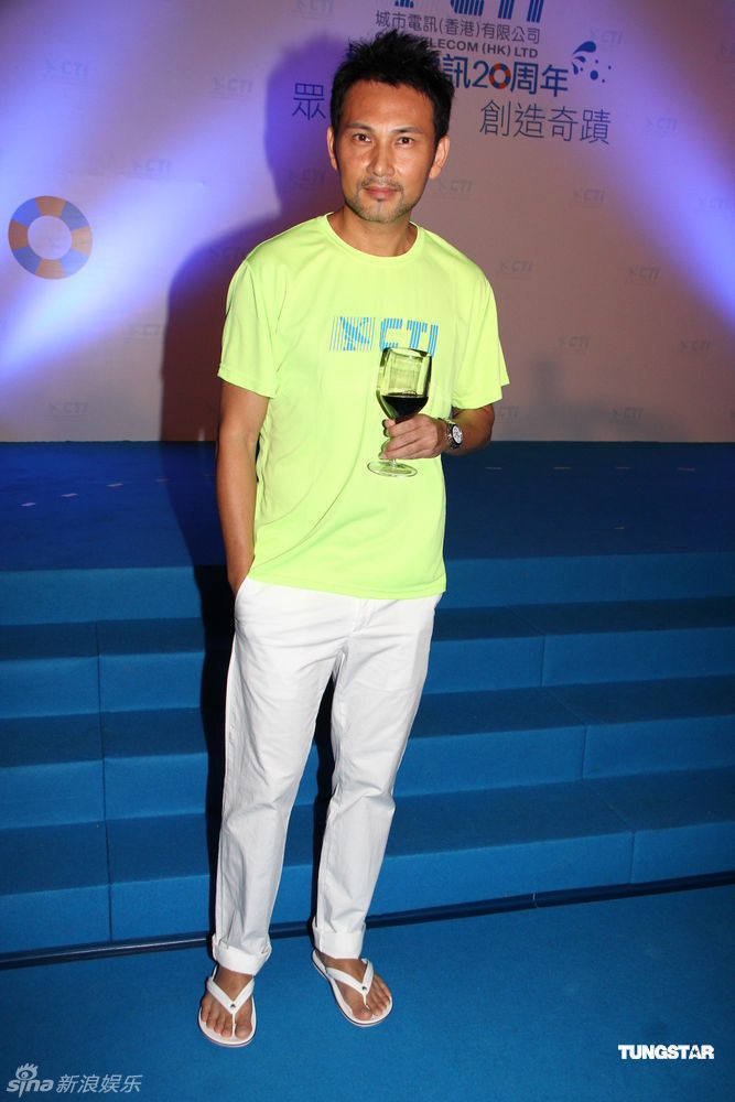 日,众星在香港某酒店庆王维基的城市电讯20周年,黄日华,张可颐,林文龙