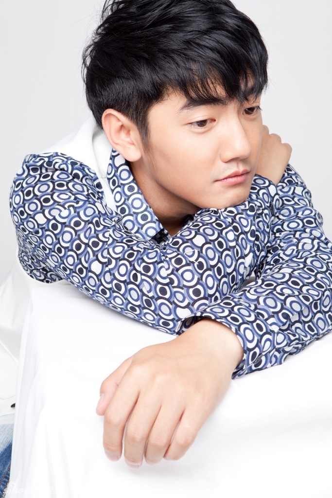 新浪娱乐讯 近日演员洪连城拍摄了一组写真,片中他阳光帅气,洋溢着