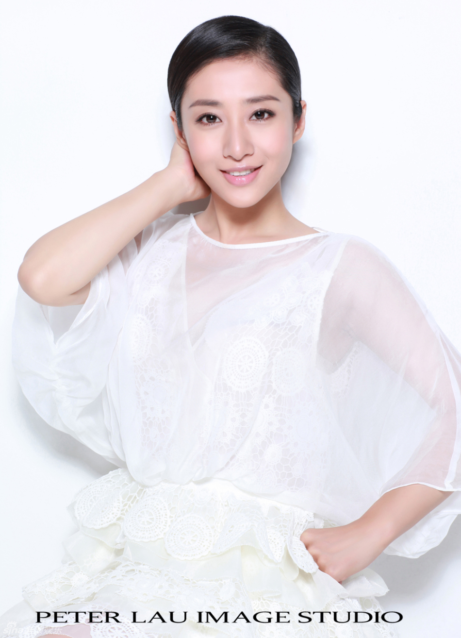 新浪娱乐讯 刘思彤纯美白裙写真曝光,精致的妆容和娇美的身材彰显她