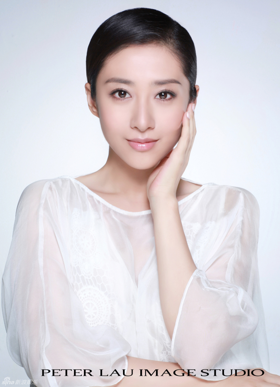 刘思彤纯美白裙写真