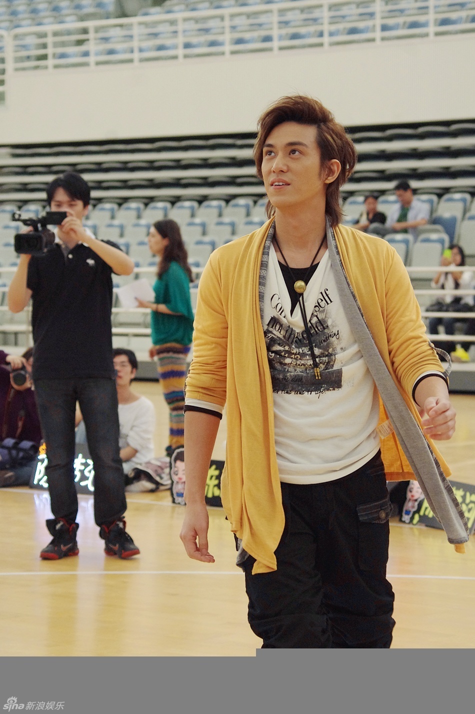 组图:陈楚河现身大学校园 和粉丝篮球赛_高清图集_新浪网