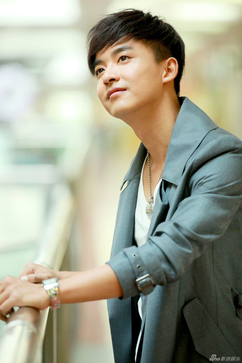 组图:李佳航阳光帅气 职场精英西装写真_高清图集_新浪网