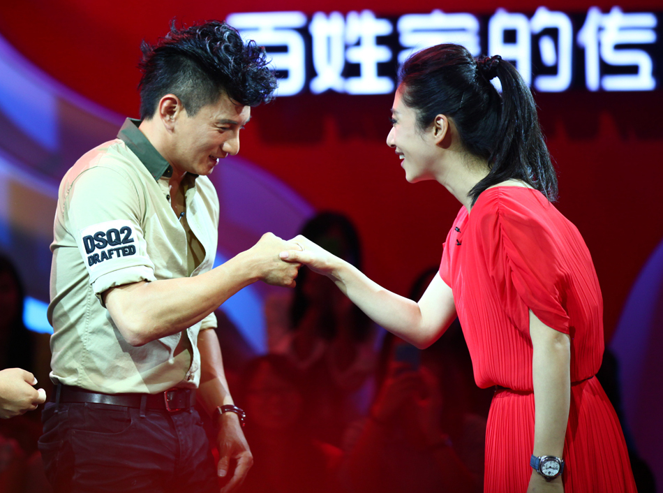 吴奇隆刘思彤行吻手礼