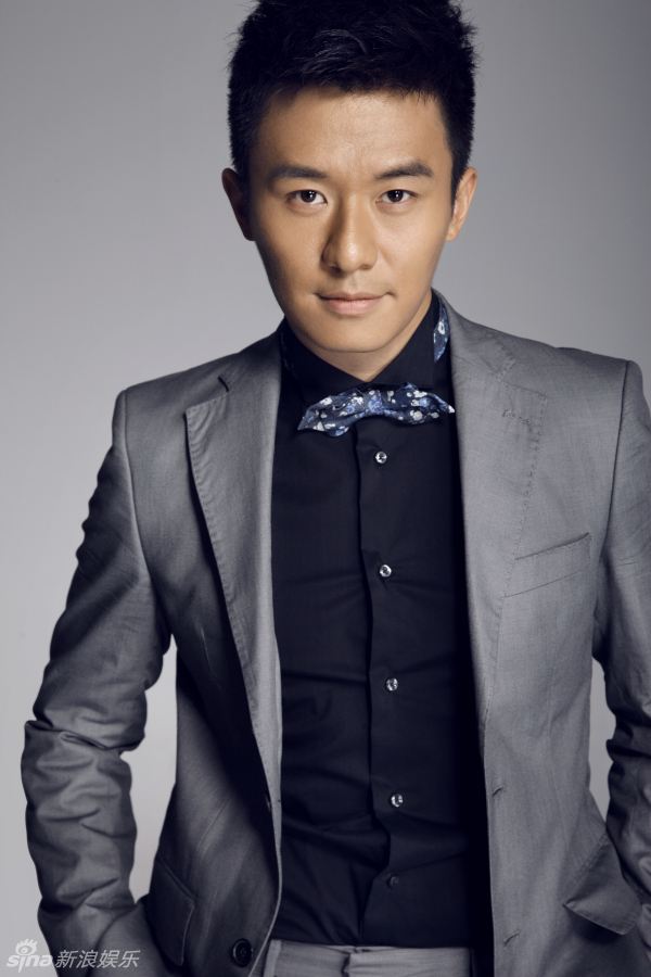 李东恒写意西装革履显优雅气质