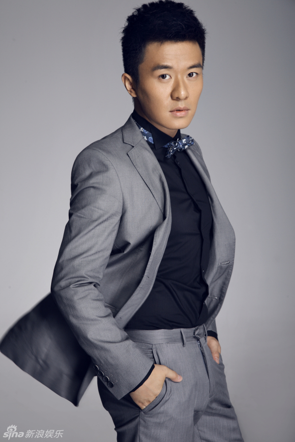 李东恒写意西装革履显优雅气质
