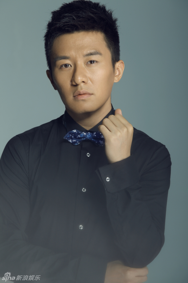 李东恒写意西装革履显优雅气质