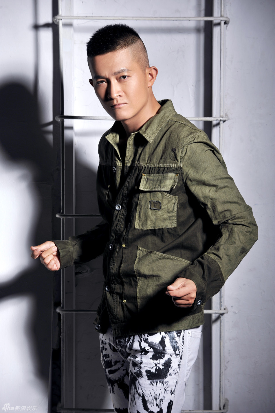 杨志刚硬朗写真