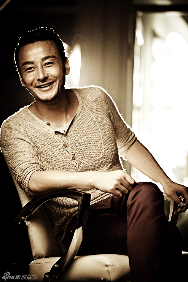 新浪娱乐讯 近日,演员刘牧曝光了一组怀旧写真,在昏黄灯光的明暗交错