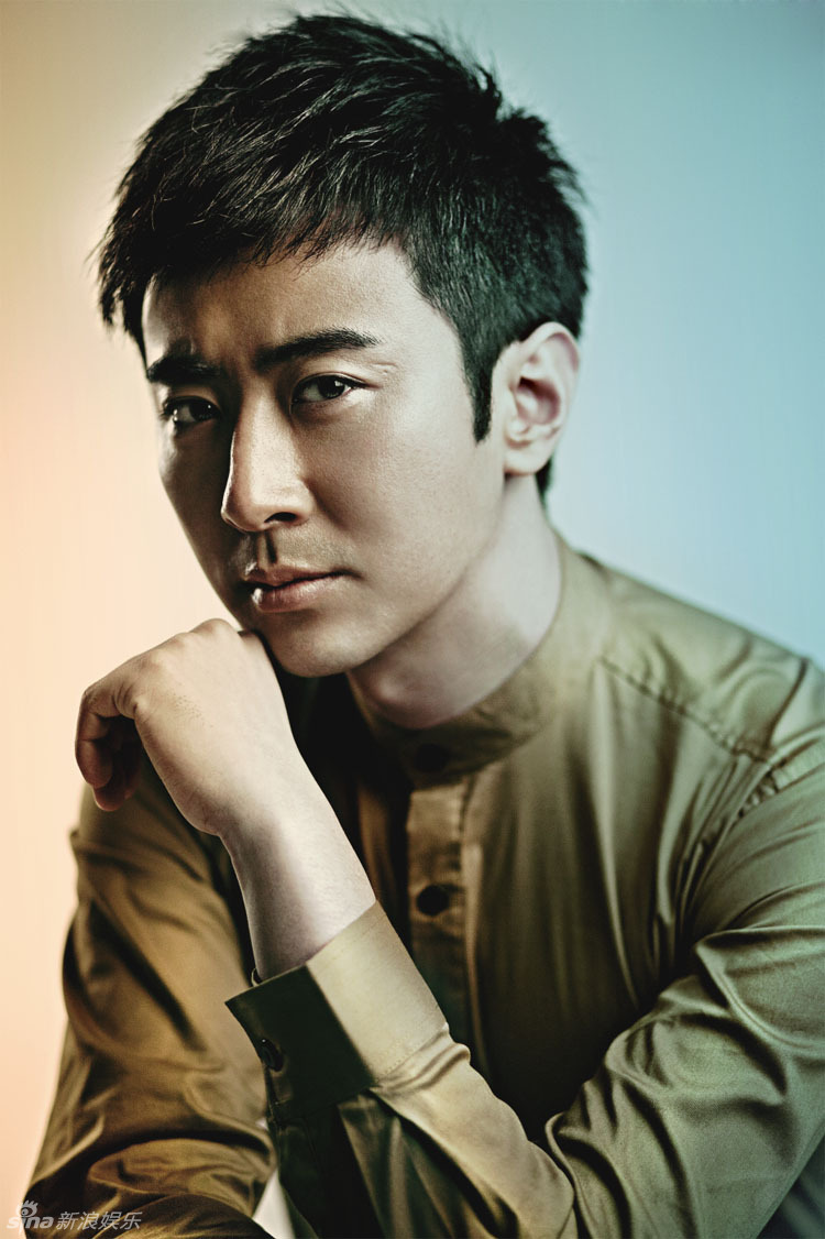 新浪娱乐讯 日前,人气偶像高梓淇曝光了一组咖啡色系西装写真,古铜色