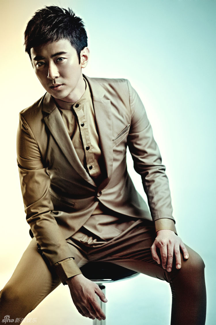 高梓淇咖啡色西装大片