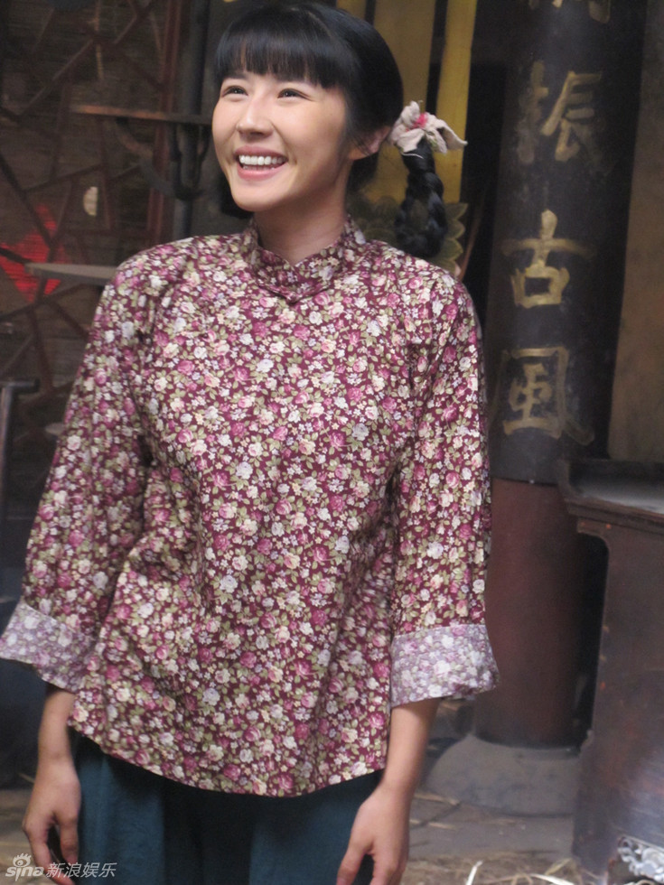 新浪娱乐讯 红色抗战剧《三进山城》正在热播,方安娜在剧中的造型多变