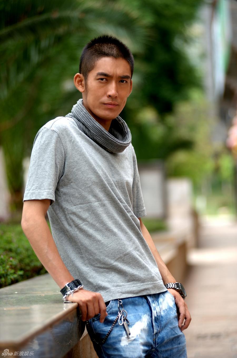 组图:张博随性街拍享受惬意时光_高清图集_新浪网