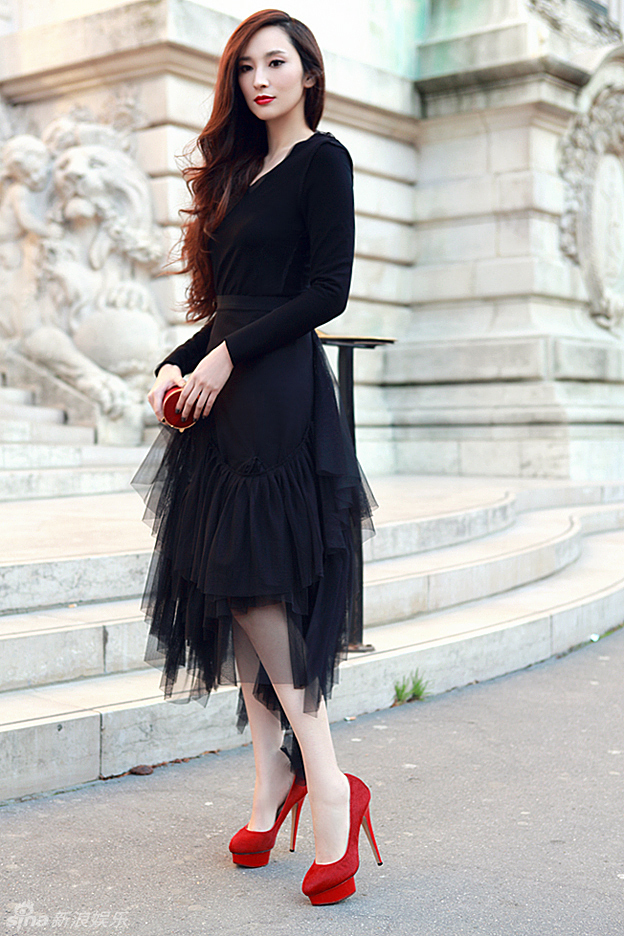 吴佩慈巴黎看秀百变造型