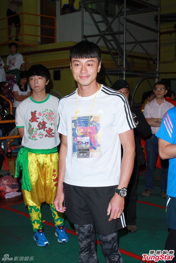 组图:黄浩然有意携子学舞狮_高清图集_新浪网