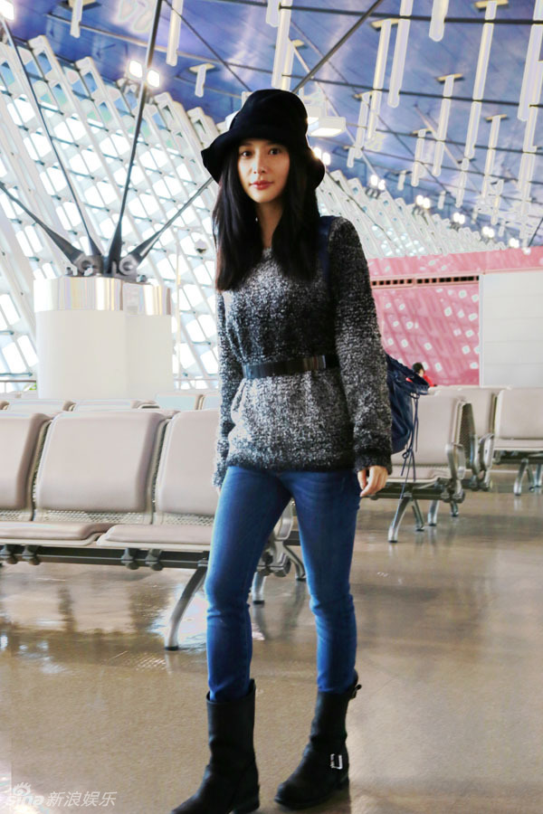 熊乃瑾素颜清新秋装现身 赶赴釜山电影节