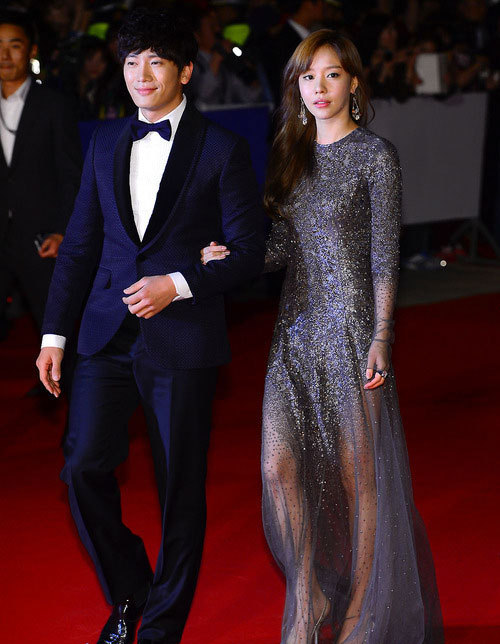 金雅中灰色纱裙秀美腿携池城亮相釜山红毯