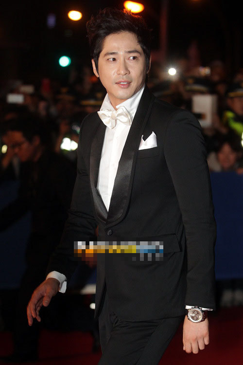 姜至奂亮相釜山红毯英气逼人