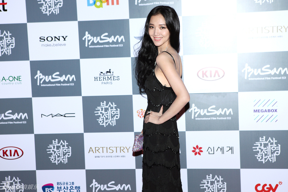 韩雯雯深v长裙亮相釜山电影节红毯
