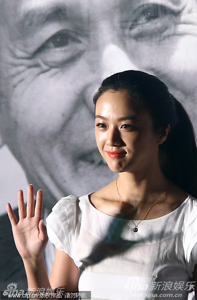 组图:汤唯穿白裙扎马尾显清新 意外收获生日祝福_高清图集_新浪网