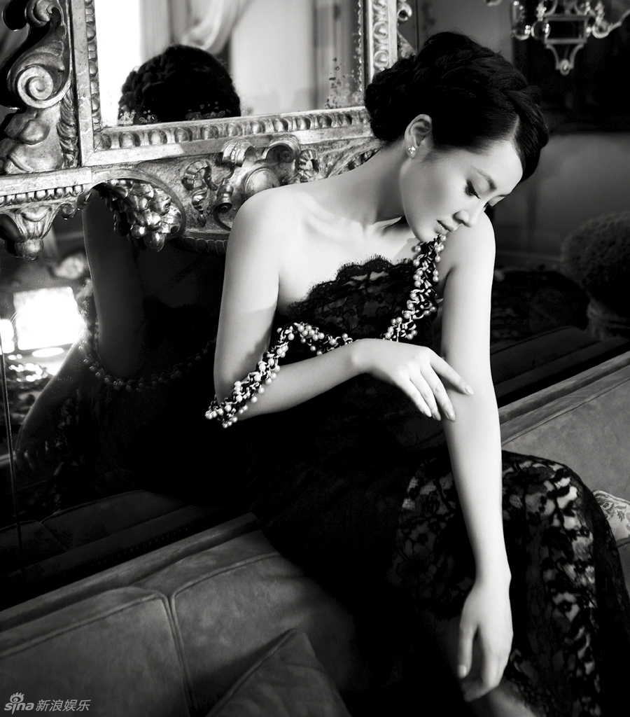 组图:许晴曝黑白冷艳写真 香肩半露演绎宫廷风