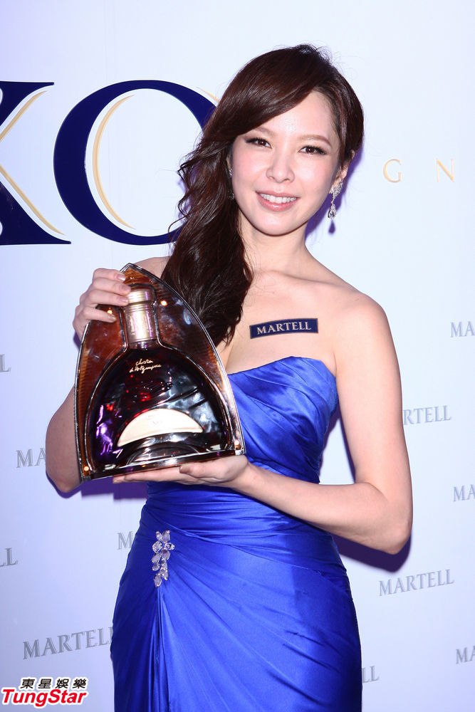 组图:天心蓝色爆乳装出境 坦承渴望结婚_高清图集_新浪网