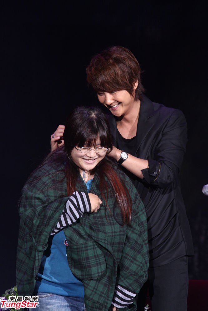 韩星申彗星台湾大秀"骑马舞"