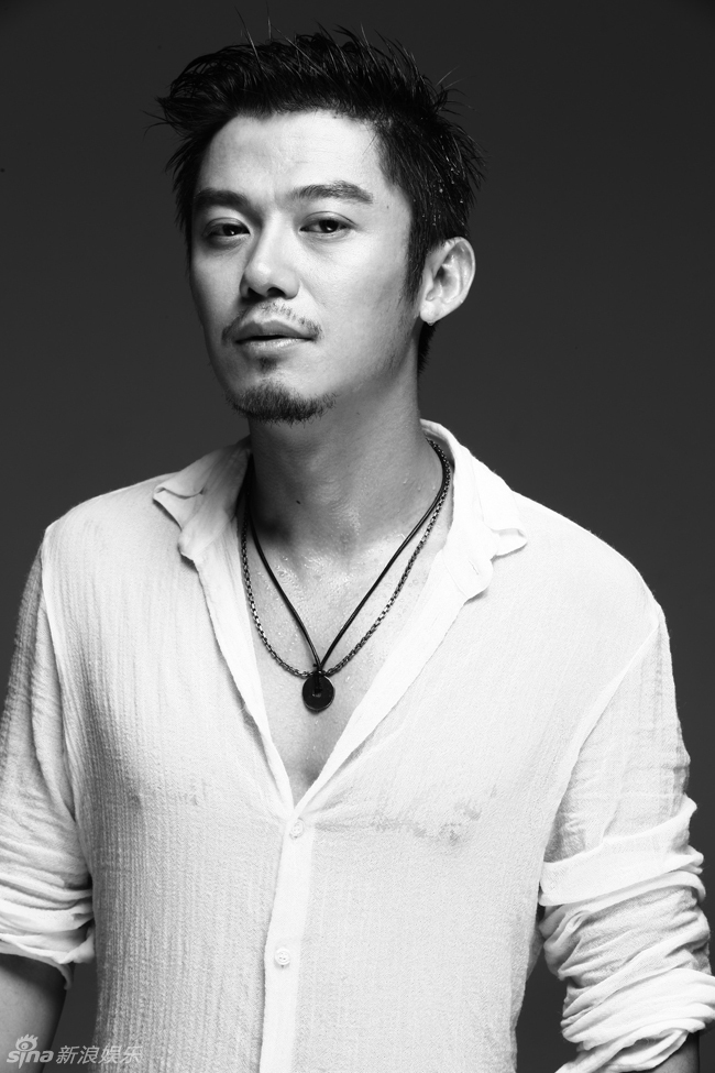 芦芳生湿身大片眼神迷离男人味十足