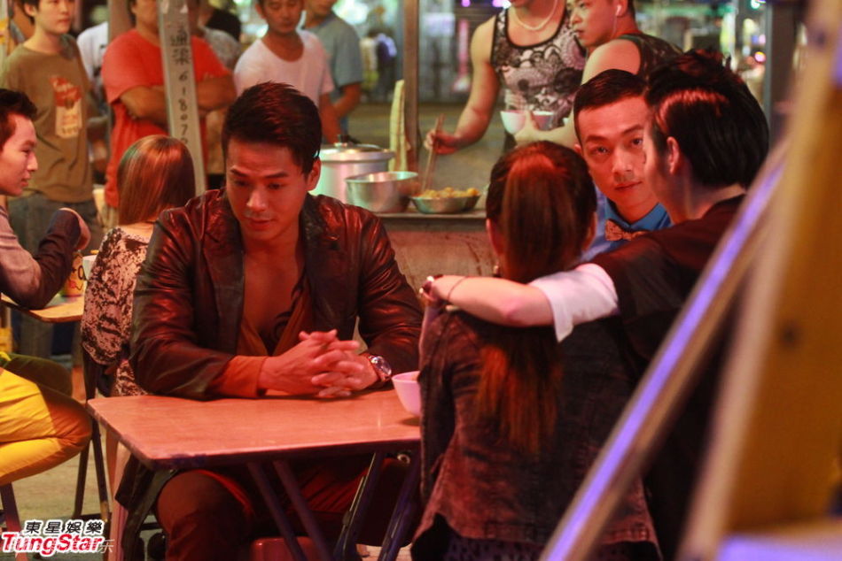 组图:罗仲谦演陈浩南秀胸肌 庄思敏湿吻女同志_高清图集_新浪网