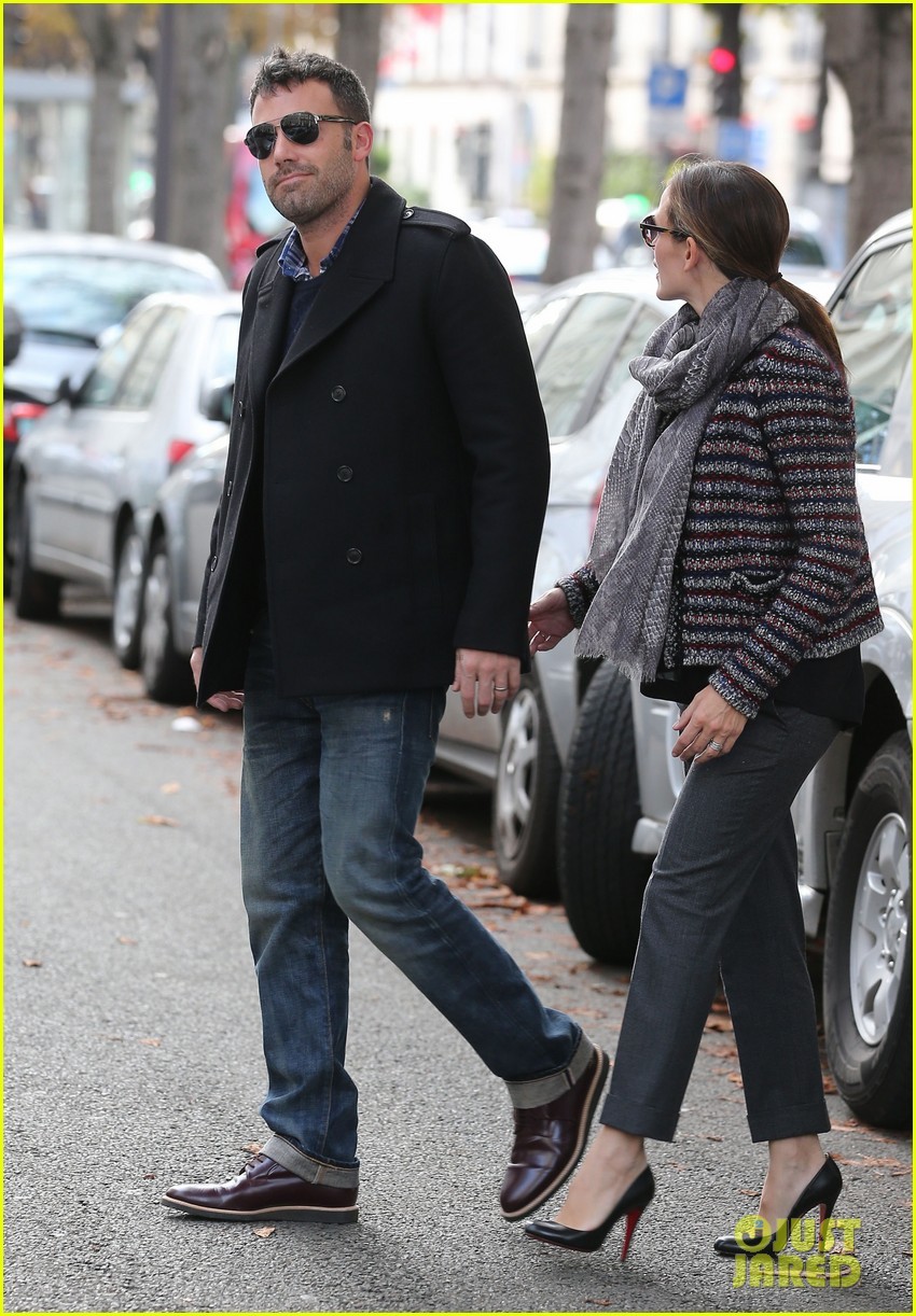 本-阿弗莱克与詹妮弗-加纳巴黎逛街十指紧扣