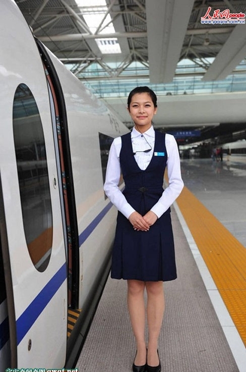 新浪娱乐讯 今年十一很多朋友外出旅游,反映称高铁女服务员"高姐"整体