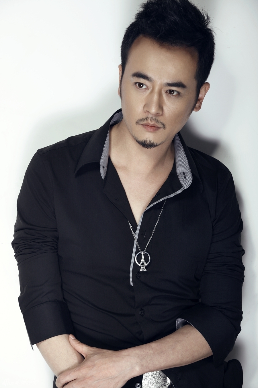 组图:姚卓君写真休闲型男范亮眼